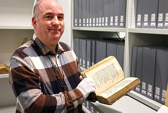 Stadtarchivleiter Benny Dressel mit einem der Hans Sachs Baende