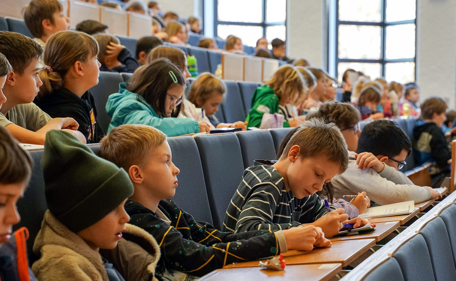 KinderUni viele Kinder im vollen Hörsaal