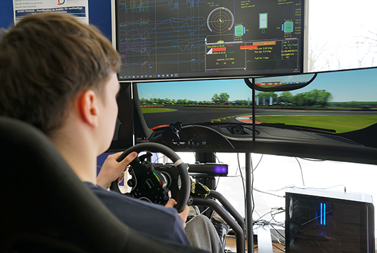 Studieninteressent testet den Racing Simulator der WireHeadZ