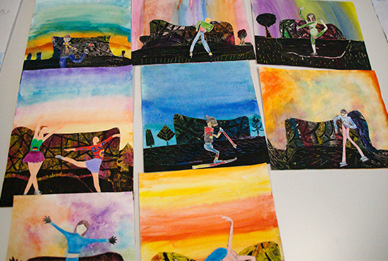 Kinderzeichnung, die auf einem Tisch liegen