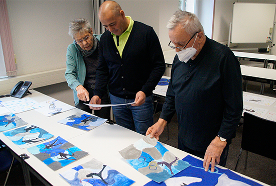 DOG-Mitglieder aus Zwickau begutachten Kinderzeichnungen