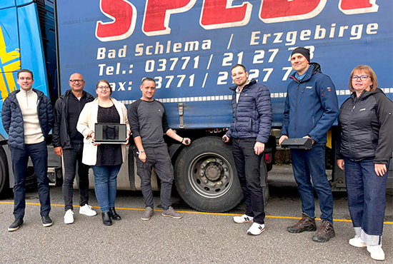 Forschungsgruppe steht vor einem LKW