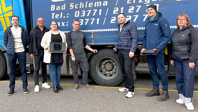 Forschungsgruppe steht vor einem LKW