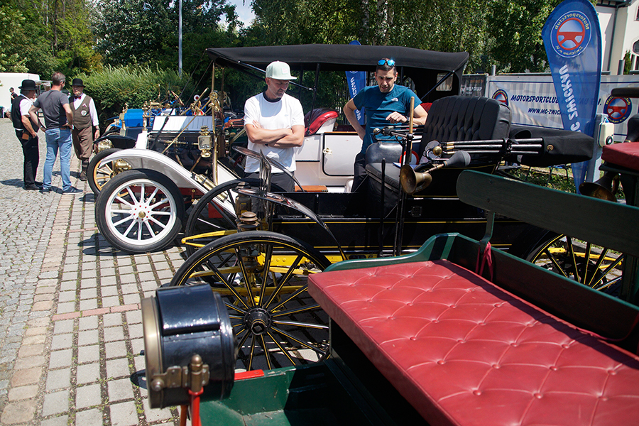 Fachsimpelei an den Oldtimern.