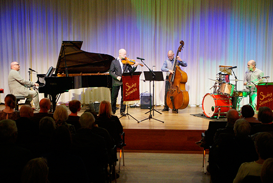 Pflug singt Krug auf der Bühne