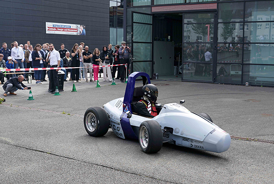 Rennwagen das Racing Teams kam beim Showfahren zum Einsatz
