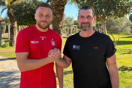 Oliver Fobassam Handschlag mit Sportchef Robin Lenk