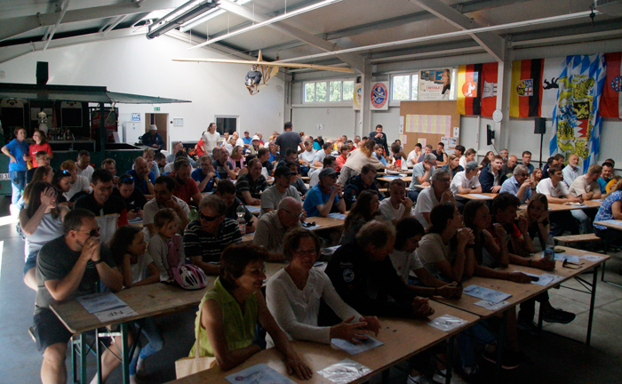 Auswertung im Hangar des Aeoro Club Zwickau